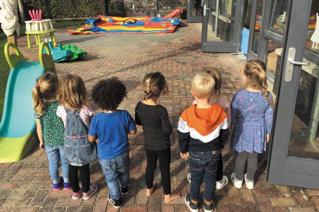 Buiten activiteiten bij kinderopvang Zwolle AAlanden naast bejaardenhuis MoreThanKidz