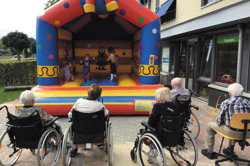 Buiten spelen bij kinderopvang Zwolle AAlanden naast bejaardenhuis MoreThanKidz